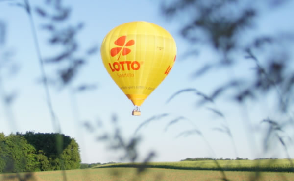 Lotto Ballon vor Landung